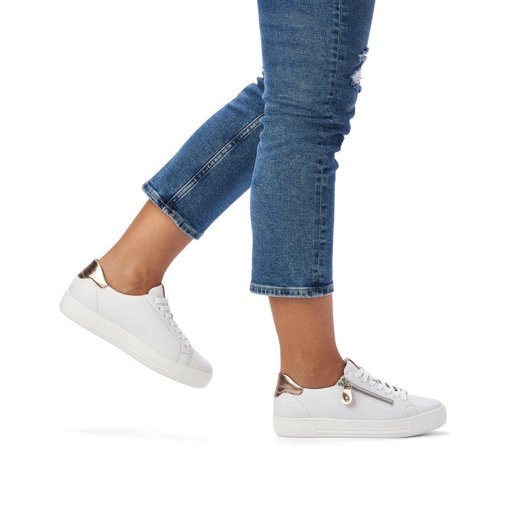 Weiße remonte Damen Sneaker D0903-81 mit Reißverschluss sowie Komfortweite G. Schuh am Fuß.