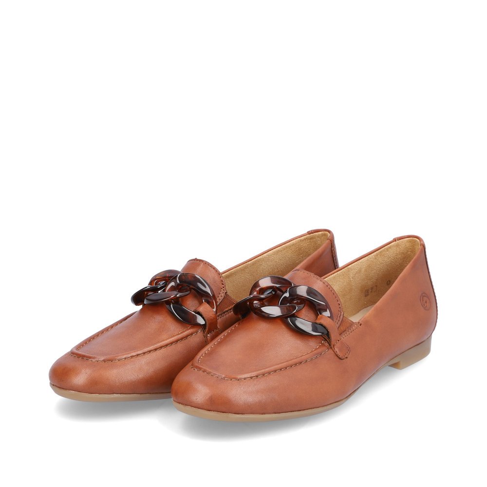 Brown remonte women´s loafers D0K00-24 with elastic insert and stylish chain. Shoes laterally.