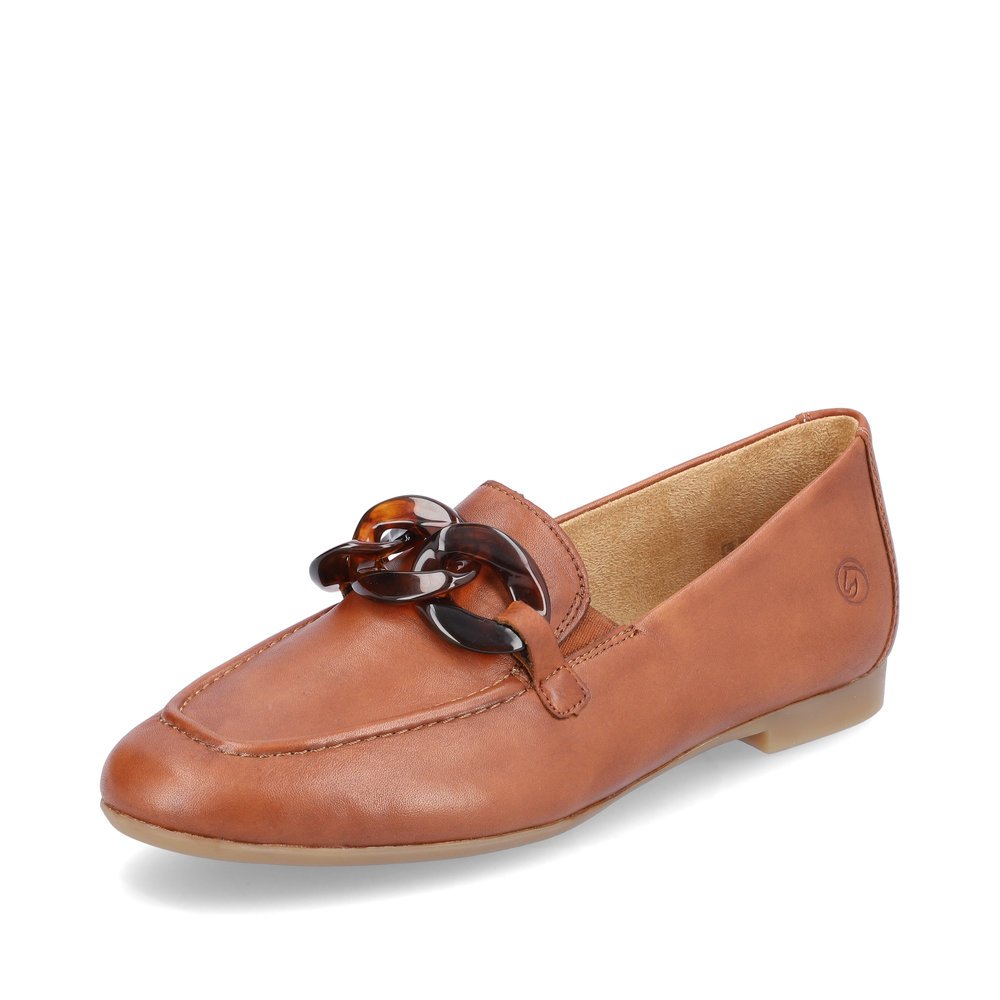 Brown remonte women´s loafers D0K00-24 with elastic insert and stylish chain. Shoe laterally.