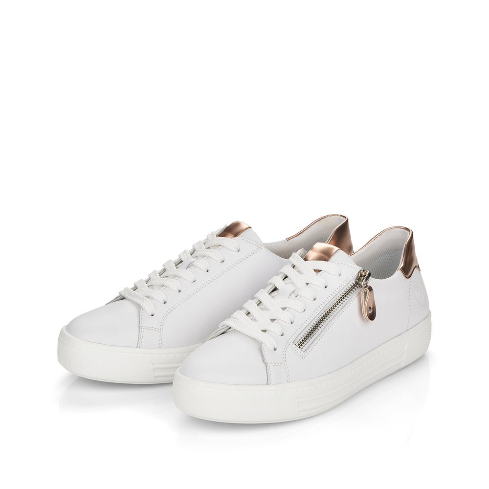 Weiße remonte Damen Sneaker D0903-81 mit Reißverschluss sowie Komfortweite G. Schuhpaar seitlich schräg.