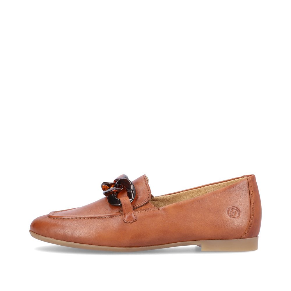 Brown remonte women´s loafers D0K00-24 with elastic insert and stylish chain. Outside of the shoe.