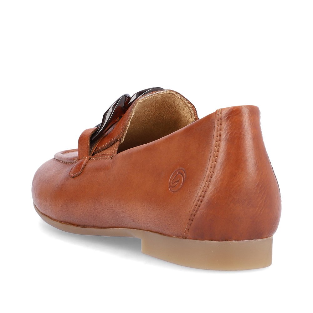 Brown remonte women´s loafers D0K00-24 with elastic insert and stylish chain. Shoe from the back.