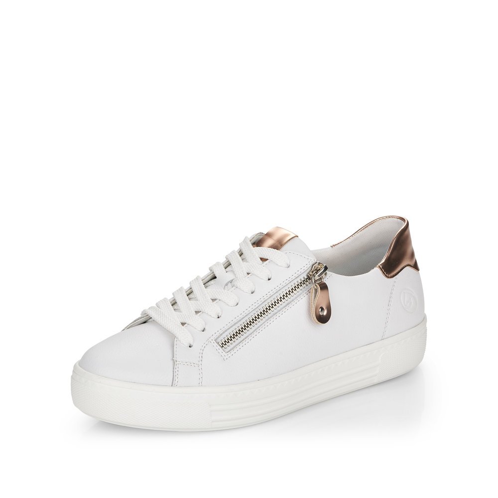 Weiße remonte Damen Sneaker D0903-81 mit Reißverschluss sowie Komfortweite G. Schuh seitlich schräg.