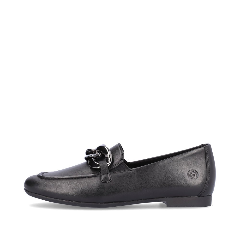 Schwarze remonte Damen Loafer D0K00-00 mit Elastikeinsatz sowie stylischer Kette. Schuh Außenseite.