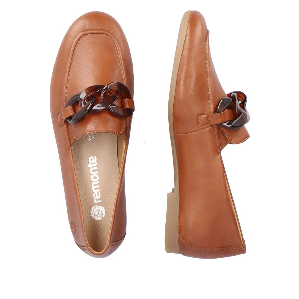 Brown remonte women´s loafers D0K00-24 with elastic insert and stylish chain. Shoe from the top, lying.