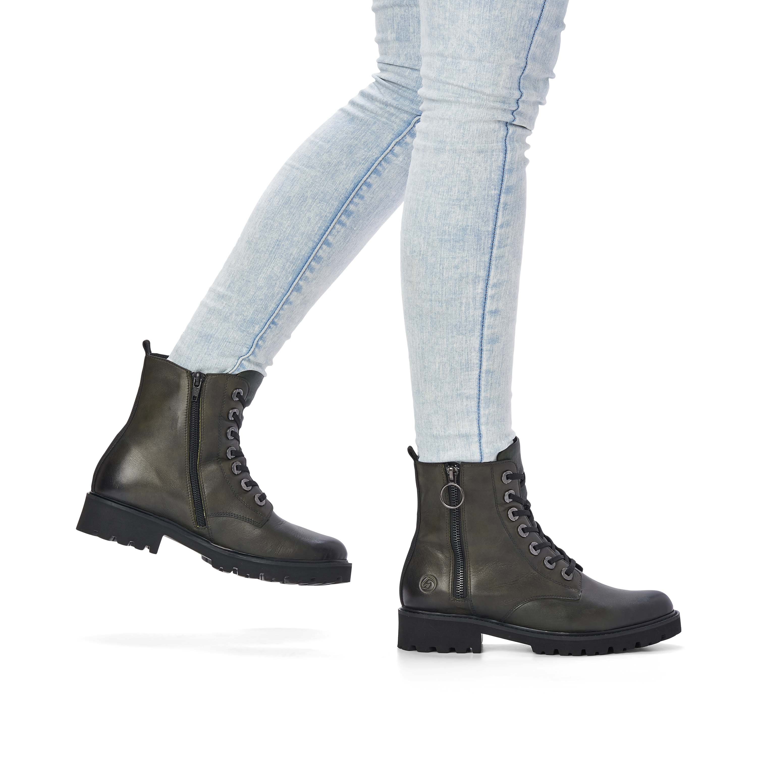 Green-grey remonte women´s biker boots D8671-52 with especially light sole. Shoe on foot