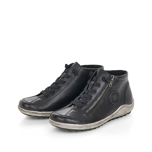 Schwarze Kurzstiefel aus Glattleder mit Reißverschluss und Schnürung und Wechselfußbett. Schuhe seitlich schräg. 