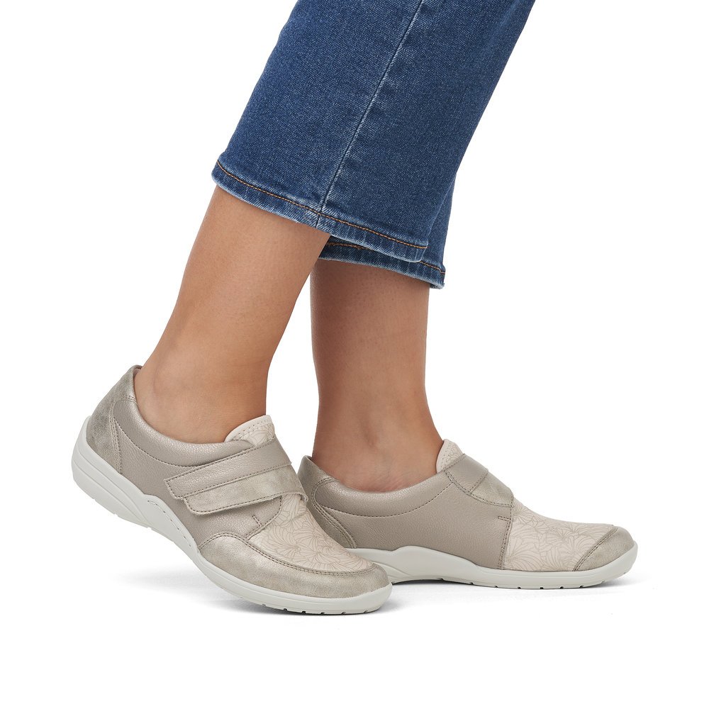 Metallic beige remonte women´s slippers R7600-91 with hook and loop fastener. Shoe on foot.