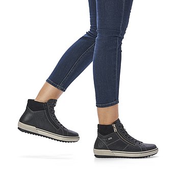 Schwarze Stiefeletten leicht wärmend aus Glattleder mit Reißverschluss und Schnürung, wasserabweisendem Remonte TEX und Wechselfußbett. Schuhe am Fuß.