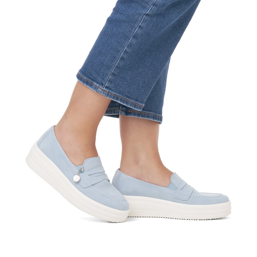 Blue remonte women´s slippers D1C05-10 with an elastic insert and stylish zipper. Shoe on foot.