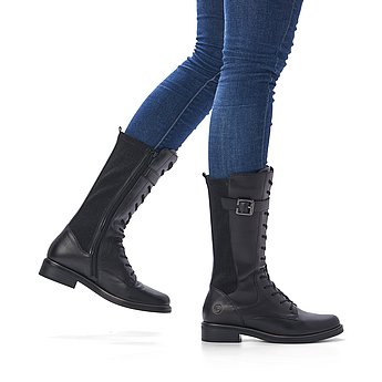 Schwarze Stiefel leicht wärmend aus Glattleder mit Reißverschluss und Schnürung, Stretch-Einsatz im Wadenbereich und Wechselfußbett. Schuhe am Fuß.