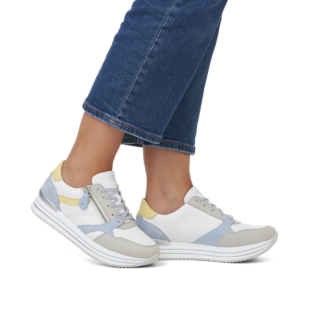 White remonte women´s sneakers D1323-81 with a zipper and comfort width G. Shoe on foot.