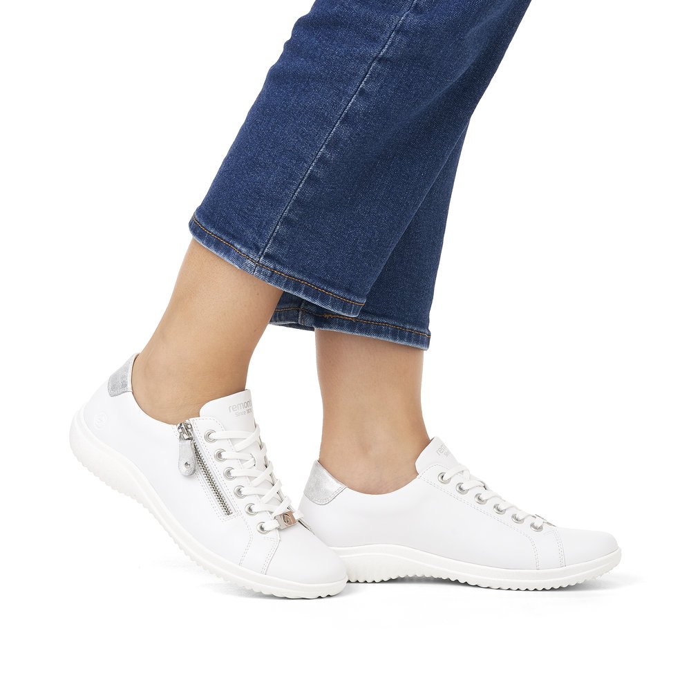 Weiße remonte Damen Schnürschuhe D1E03-80 mit einem Reißverschluss. Schuh am Fuß.