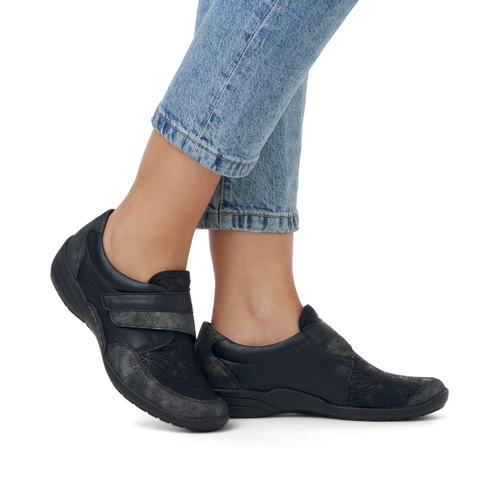 Black remonte women´s slippers R7600-05 with a hook and loop fastener. Shoe on foot.