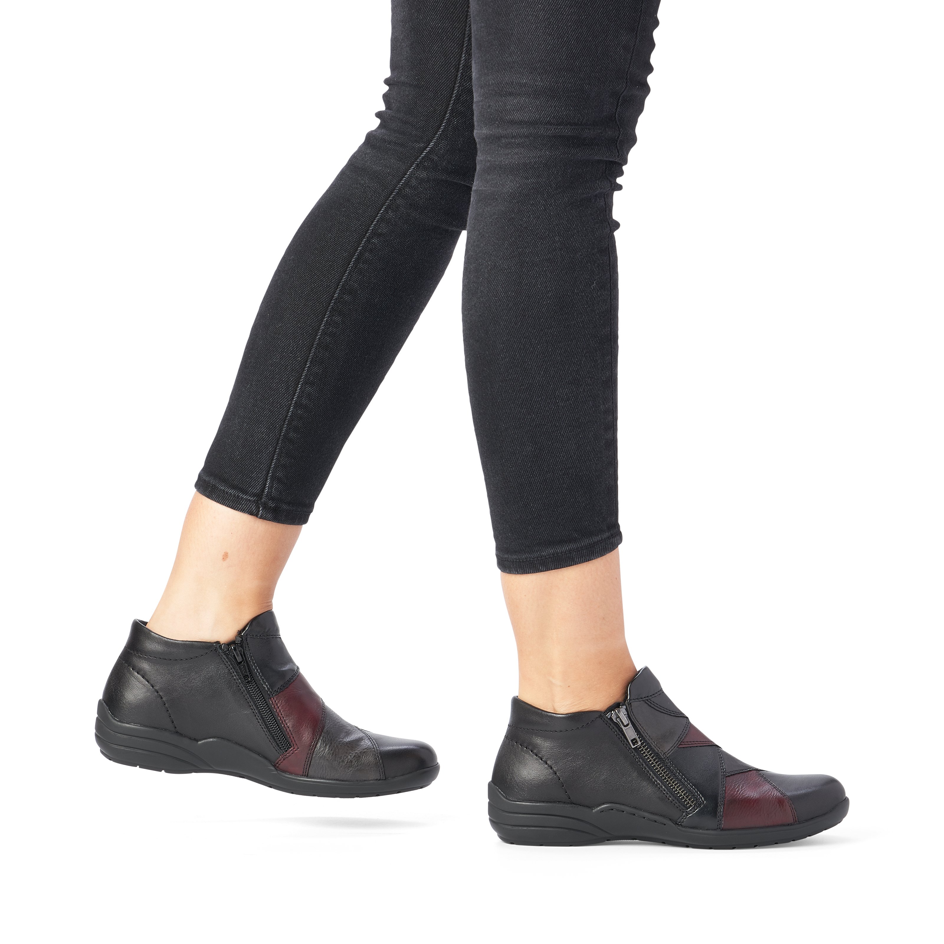 Steel black remonte women´s slippers R7674-02 with zipper as well as light sole. Shoe on foot