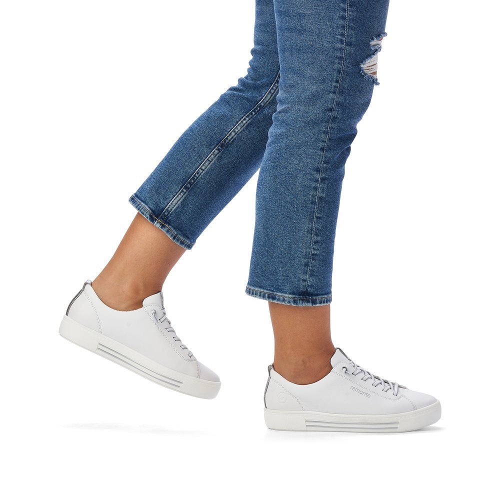 White remonte women´s sneakers D0913-80 with lacing and comfort width G. Shoe on foot.