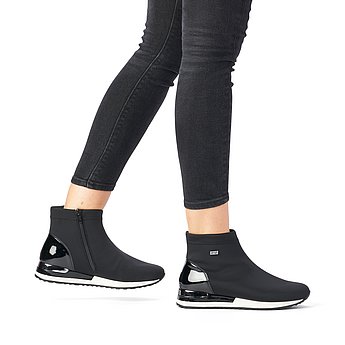 Schwarze Stiefeletten aus Kunstleder mit Reißverschluss, wasserabweisendem Remonte TEX und Wechselfußbett. Schuhe am Fuß.