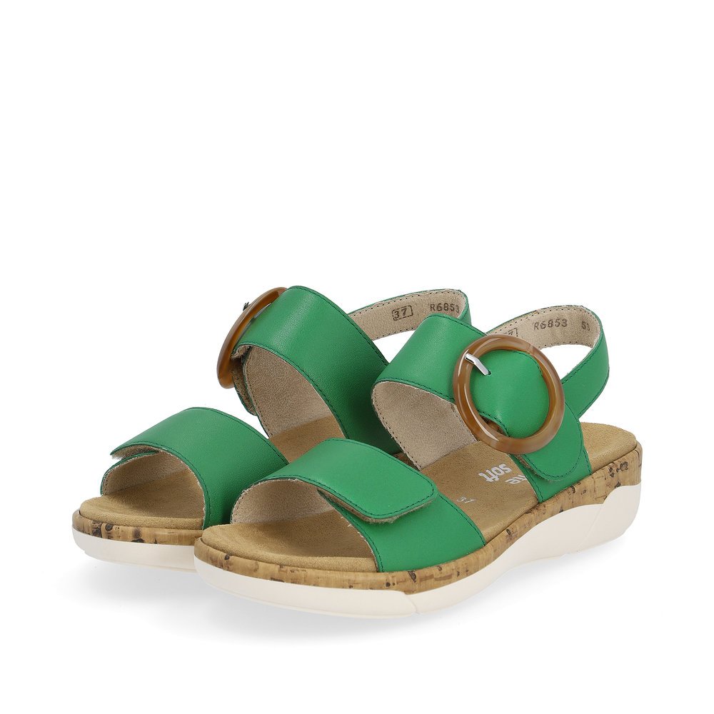 remonte sandales à lanières vertes femmes R6853-53 avec fermeture velcro. Chaussures inclinée sur le côté.