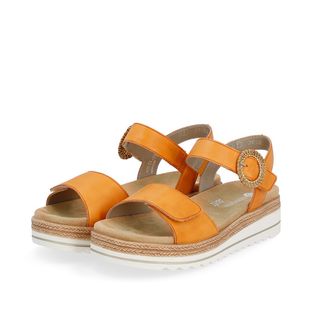 remonte sandales à lanières orange femmes D0Q52-38 avec fermeture velcro. Chaussures inclinée sur le côté.