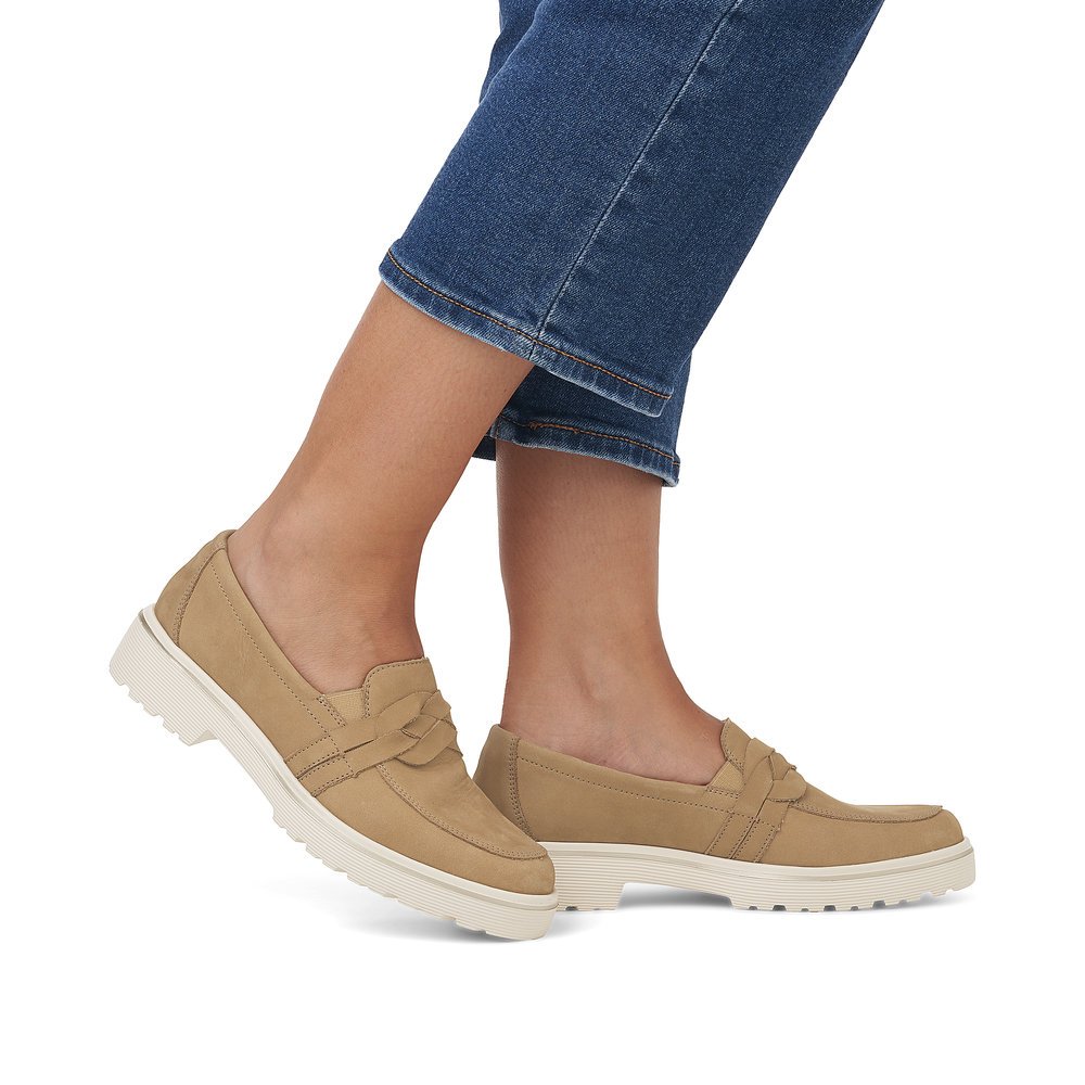 Beige remonte women´s loafers D1H01-60 with an elastic insert and braided strap. Shoe on foot.