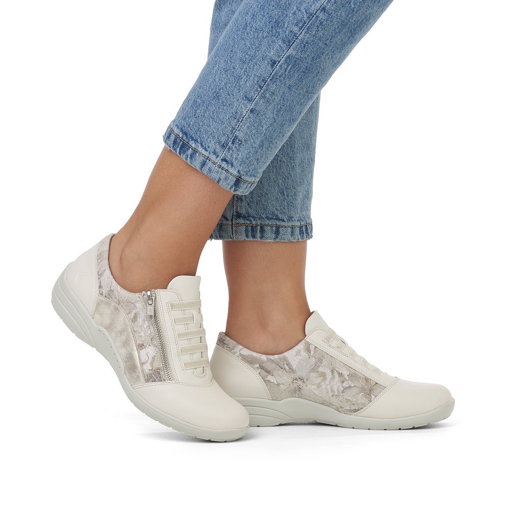 Beige remonte women´s lace-up shoes R7679-60 with a zipper and washed-out pattern. Shoe on foot.