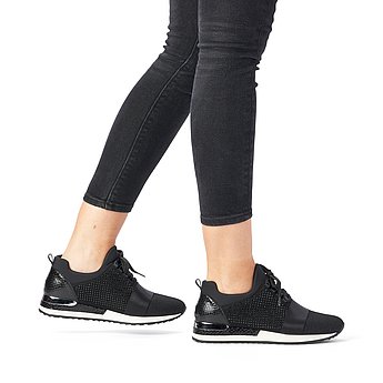 Schwarze Halbschuhe aus Kunstleder mit Wechselfußbett. Schuhe am Fuß.