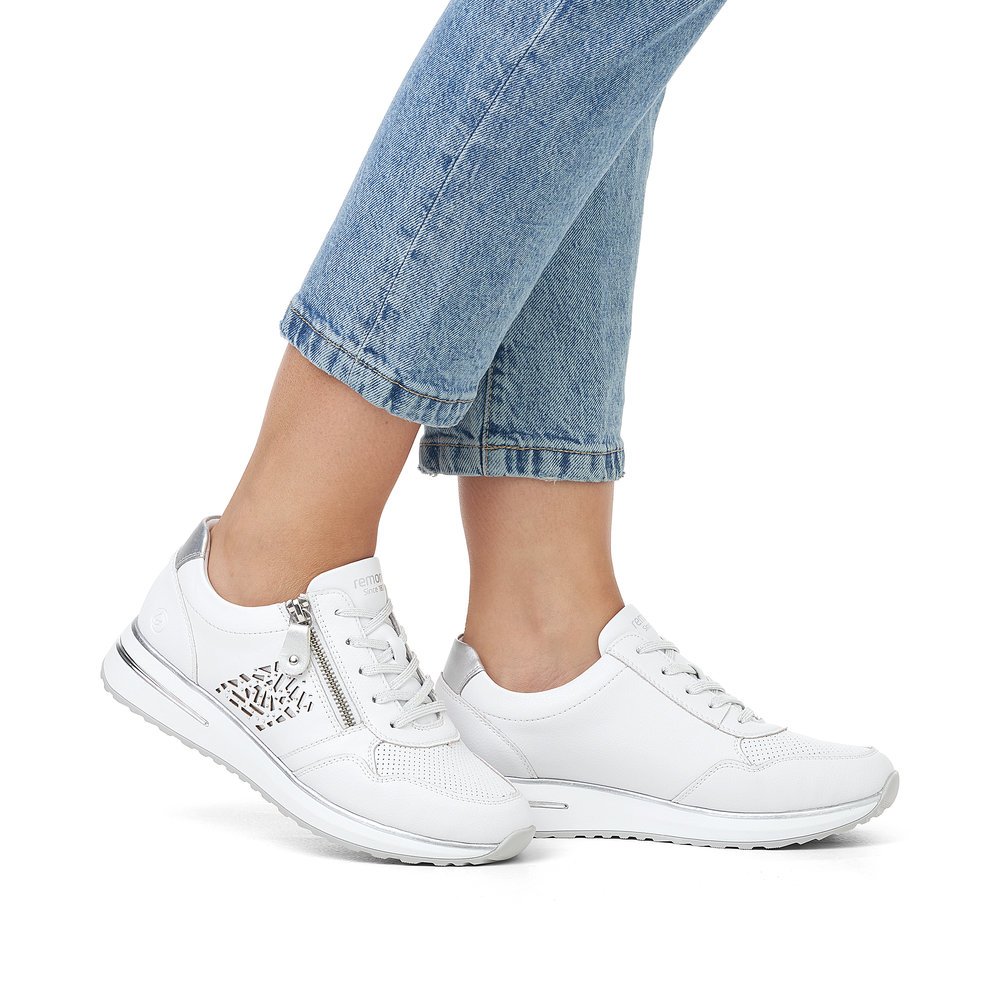remonte baskets blanches femmes D1G00-80 avec une fermeture éclair. Chaussure au pied.