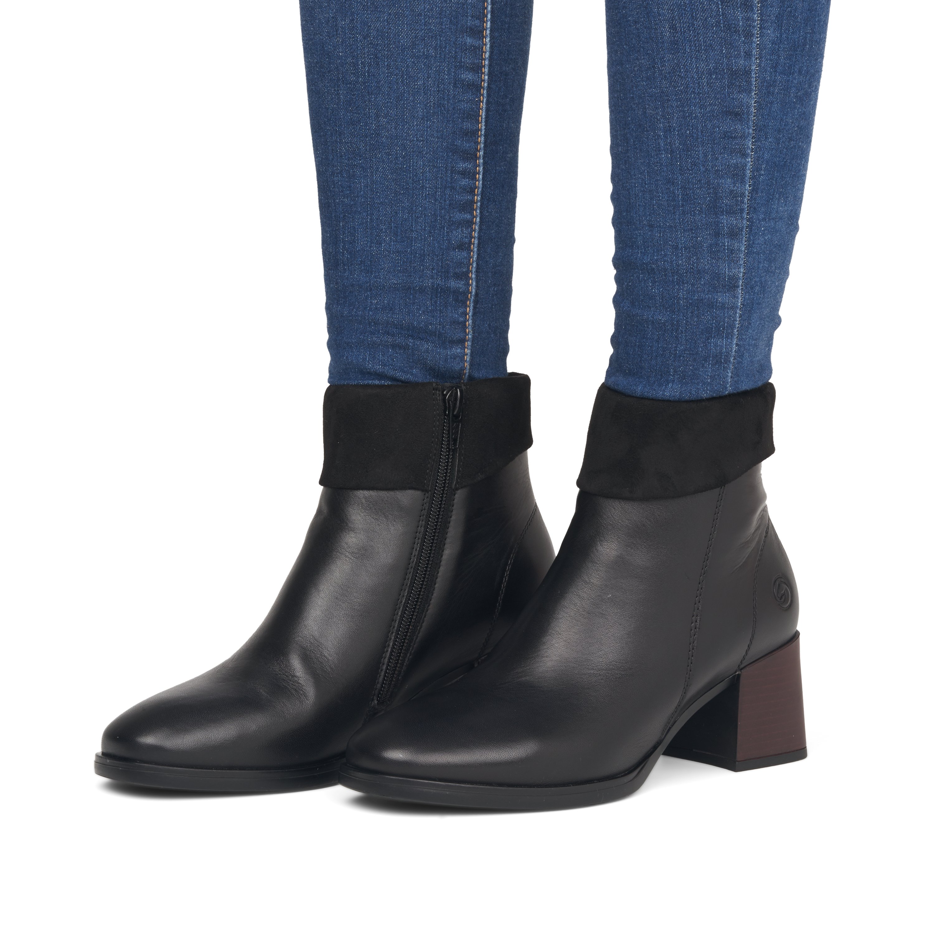 Asphalt black remonte women´s high boots D0B72-01 with cushioning profile sole. Shoe on foot