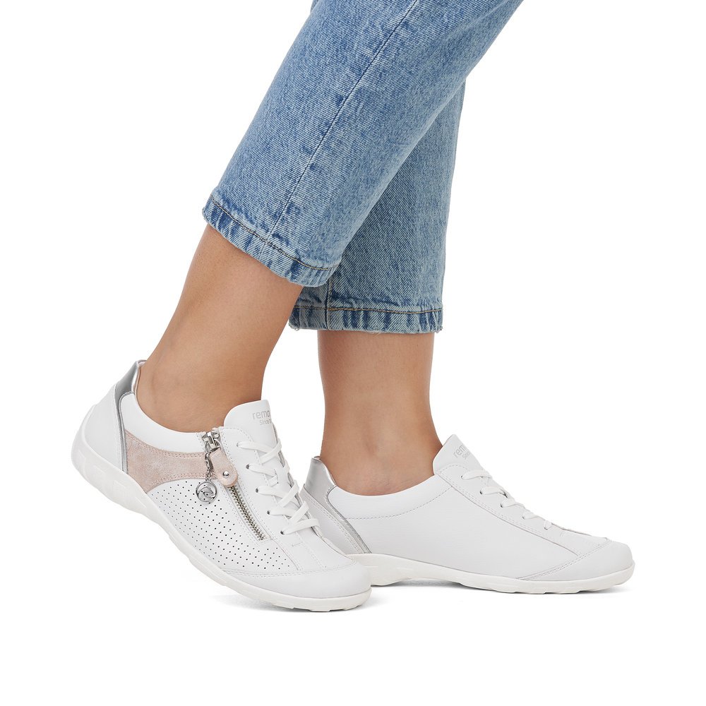 Pure white remonte women´s lace-up shoes R3411-81 with a zipper and comfort width G. Shoe on foot.