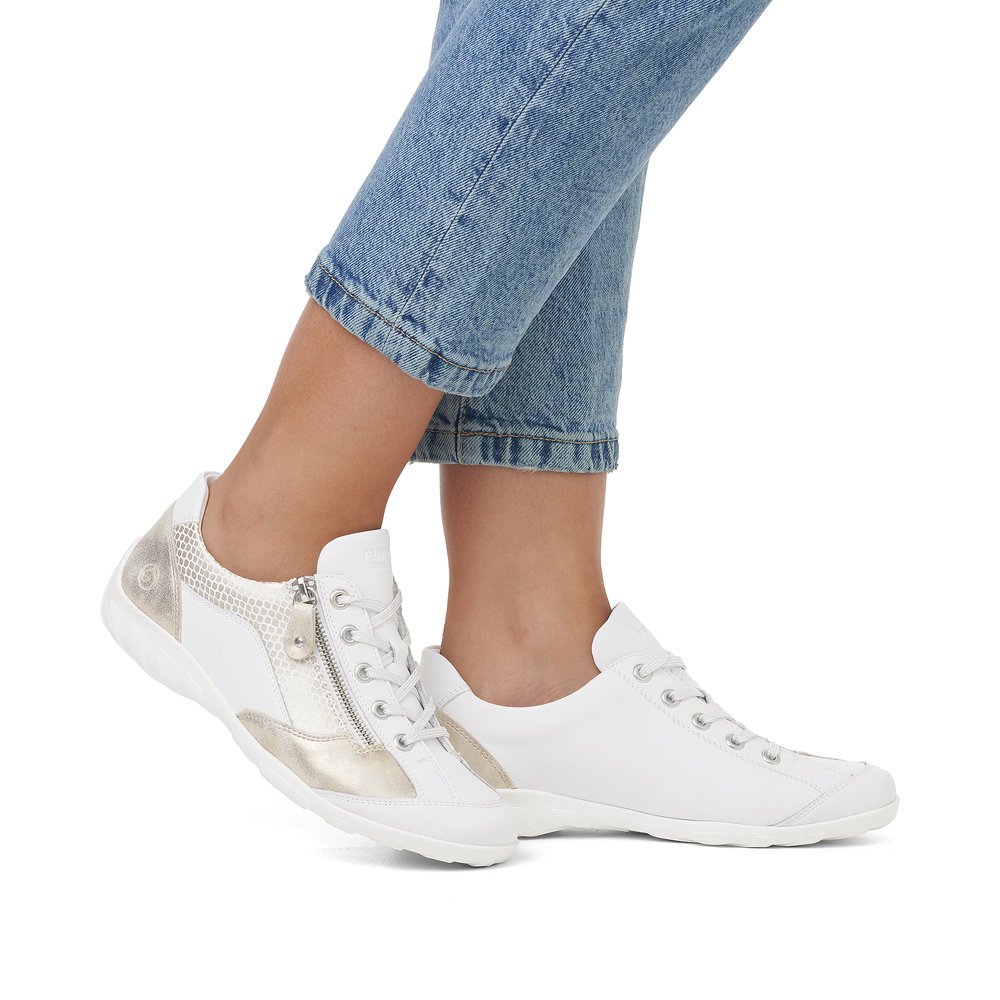 White remonte women´s lace-up shoes R3410-81 with zipper and comfort width G. Shoe on foot.