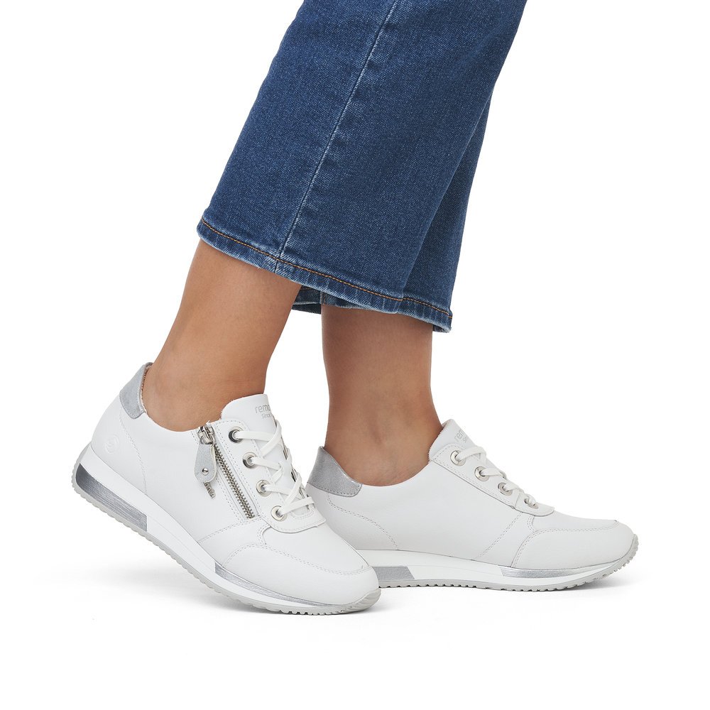remonte baskets blanches pour femmes D0H11-80 avec une fermeture éclair. Chaussure au pied.