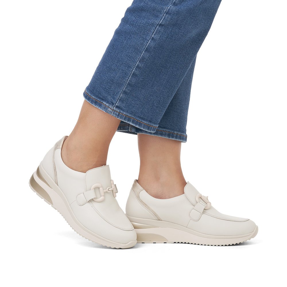 remonte chaussons blancs pour femmes D2415-80 avec un insert élastique. Chaussure au pied.