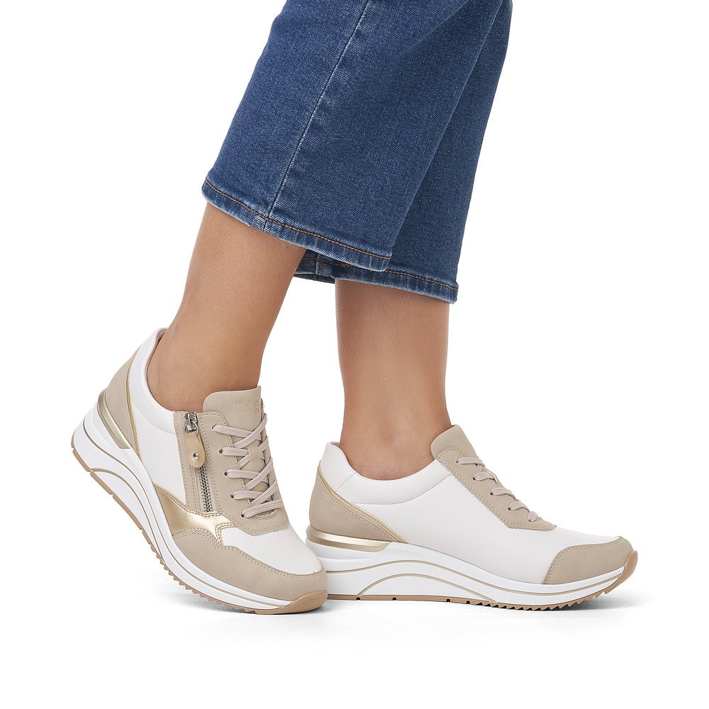 Lehmbeige vegane remonte Damen Sneaker D0T01-80 mit Reißverschluss. Schuh am Fuß.