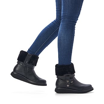 Schwarze Stiefeletten warm gefüttert aus Lederimitat mit Reißverschluss, wasserabweisendem Remonte TEX und Wechselfußbett. Schuhe am Fuß.