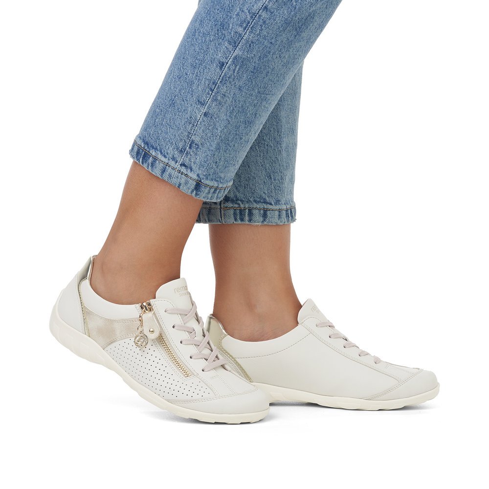 Swan white remonte women´s lace-up shoes R3411-80 with a zipper and comfort width G. Shoe on foot.