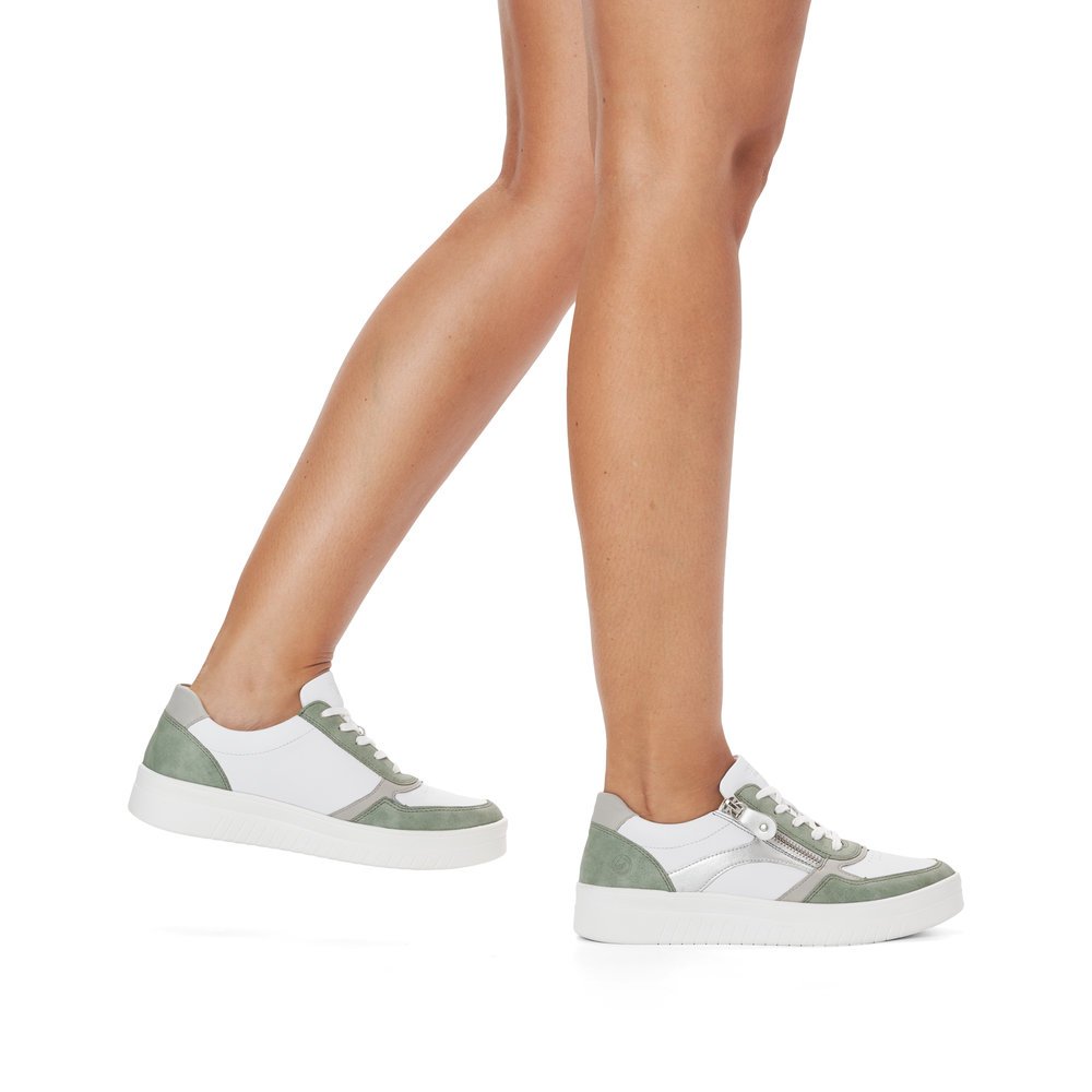 Edelweiße remonte Damen Sneaker D0J01-80 mit einem Reißverschluss. Schuh am Fuß.