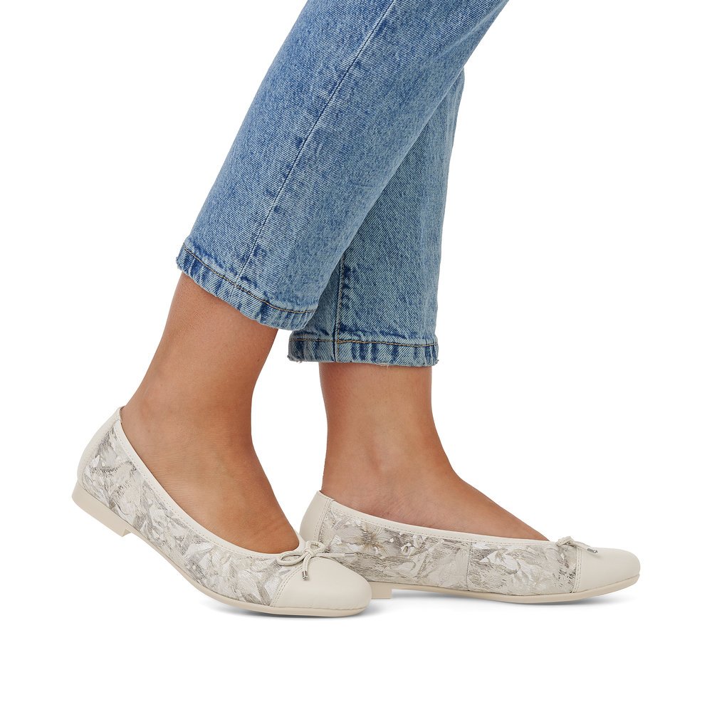 Cream beige remonte women´s ballerinas D0K04-60 with floral pattern. Shoe on foot.