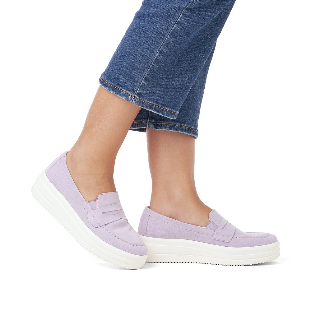 Purple remonte women´s slippers D1C05-30 with elastic insert and comfort width G. Shoe on foot.