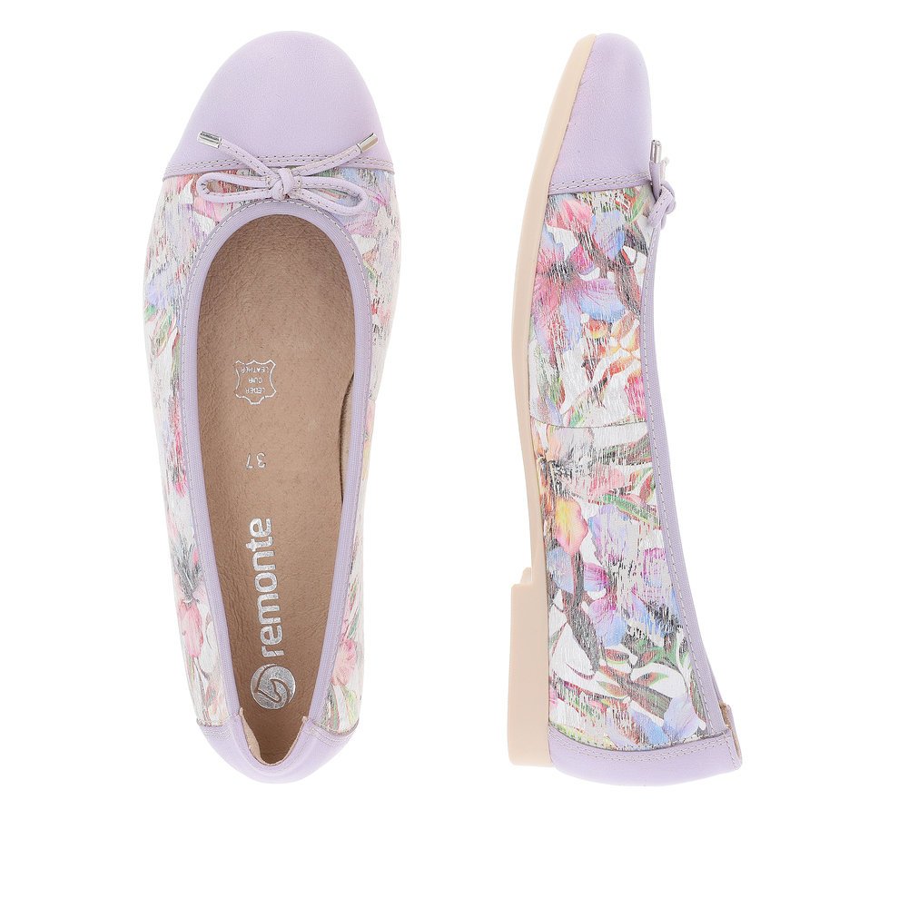 Pastellfarbene remonte Ballerinas D0K04-30 mit floralem Muster. Schuh von oben, liegend.