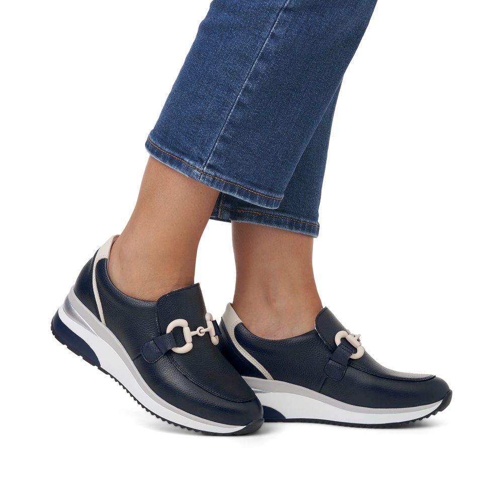 remonte chaussons bleus pour femmes D2415-14 avec largeur confort G. Chaussure au pied.