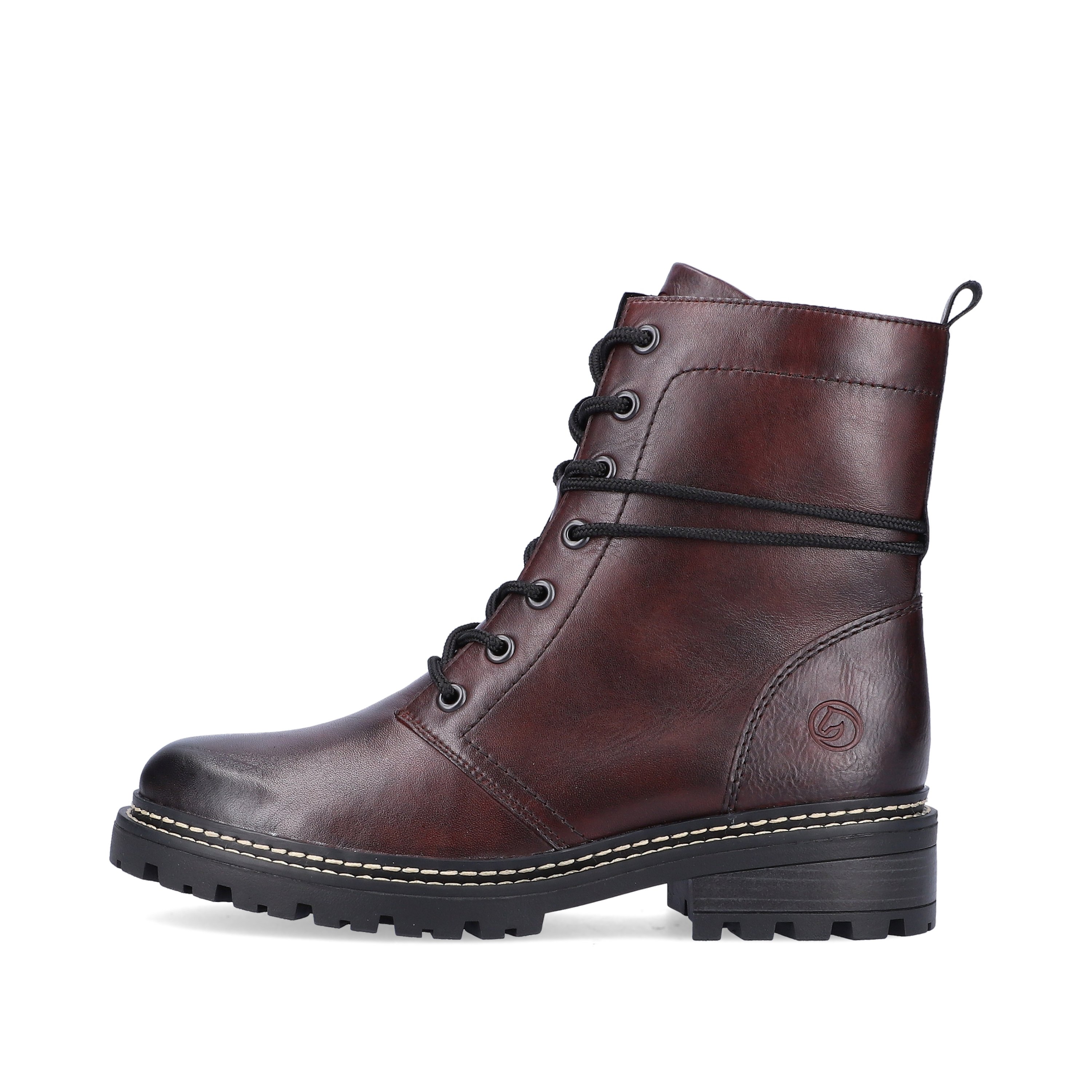 Wine red remonte women´s biker boots D0B75-35 with cushioning profile sole. The outside of the shoe
