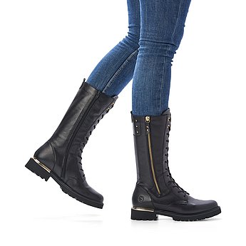 Schwarze Stiefel leicht wärmend aus Glattleder mit Reißverschluss und Schnürung und Wechselfußbett. Schuhe am Fuß.