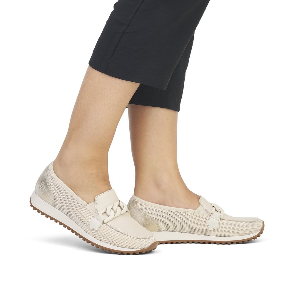 Beige remonte Damen Loafer D3108-60 mit Elastikeinsatz sowie stylischer Kette. Schuh am Fuß.