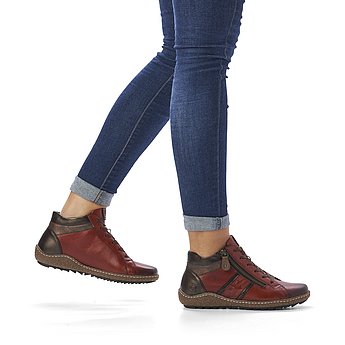 Rote Kurzstiefel leicht wärmend aus Glattleder mit Reißverschluss und Schnürung und Wechselfußbett. Schuhe am Fuß.