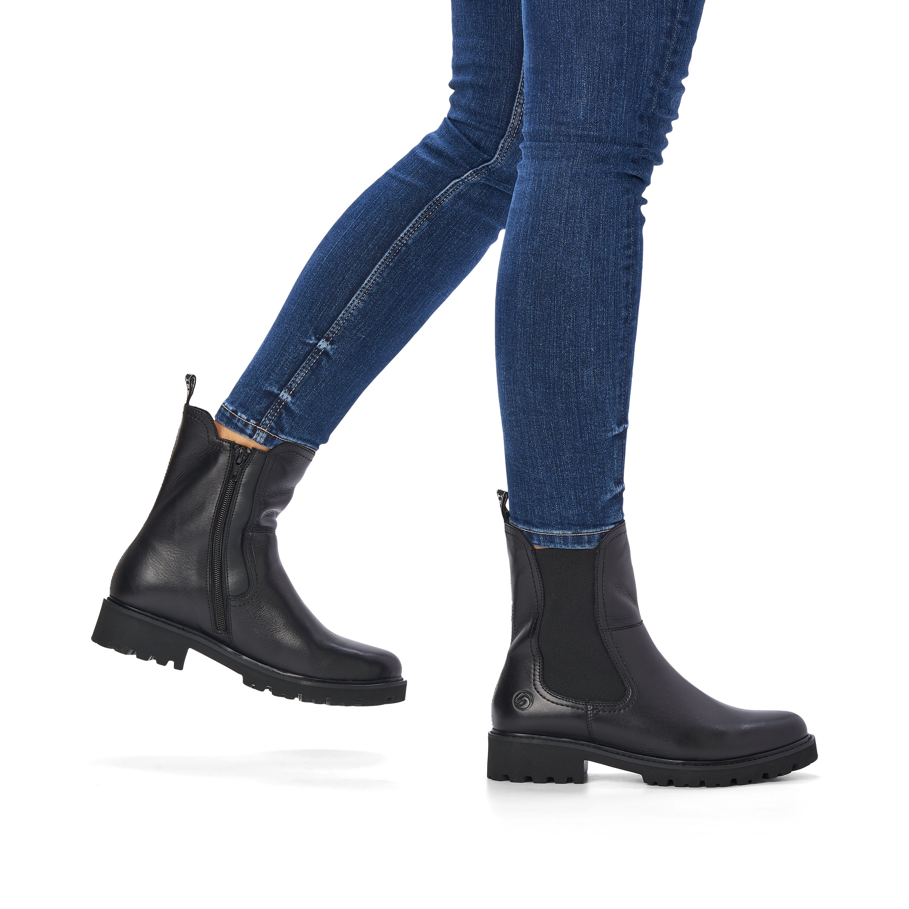 Graphite black remonte women´s Chelsea boots D8694-00 with cushioning sole. Shoe on foot