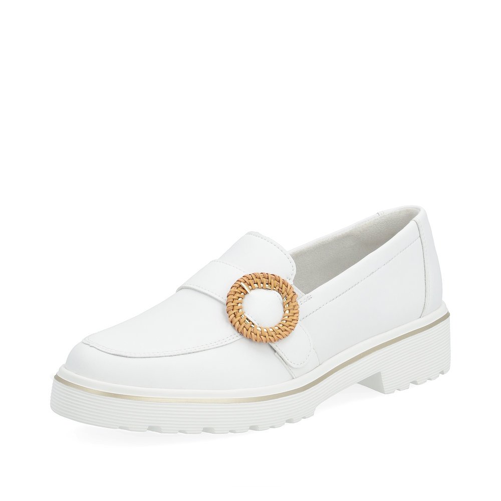 Weiße remonte Damen Loafer D1H00-80 mit Elastikeinsatz sowie modischer Brosche. Schuh seitlich schräg.
