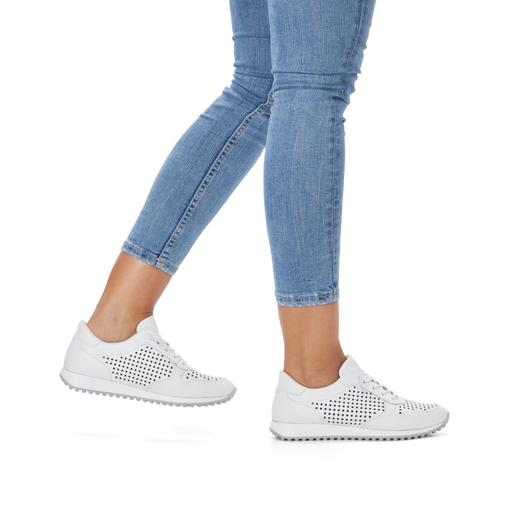 Weiße remonte Damen Sneaker D3103-81 mit Schnürung sowie Löcheroptik. Schuh am Fuß.