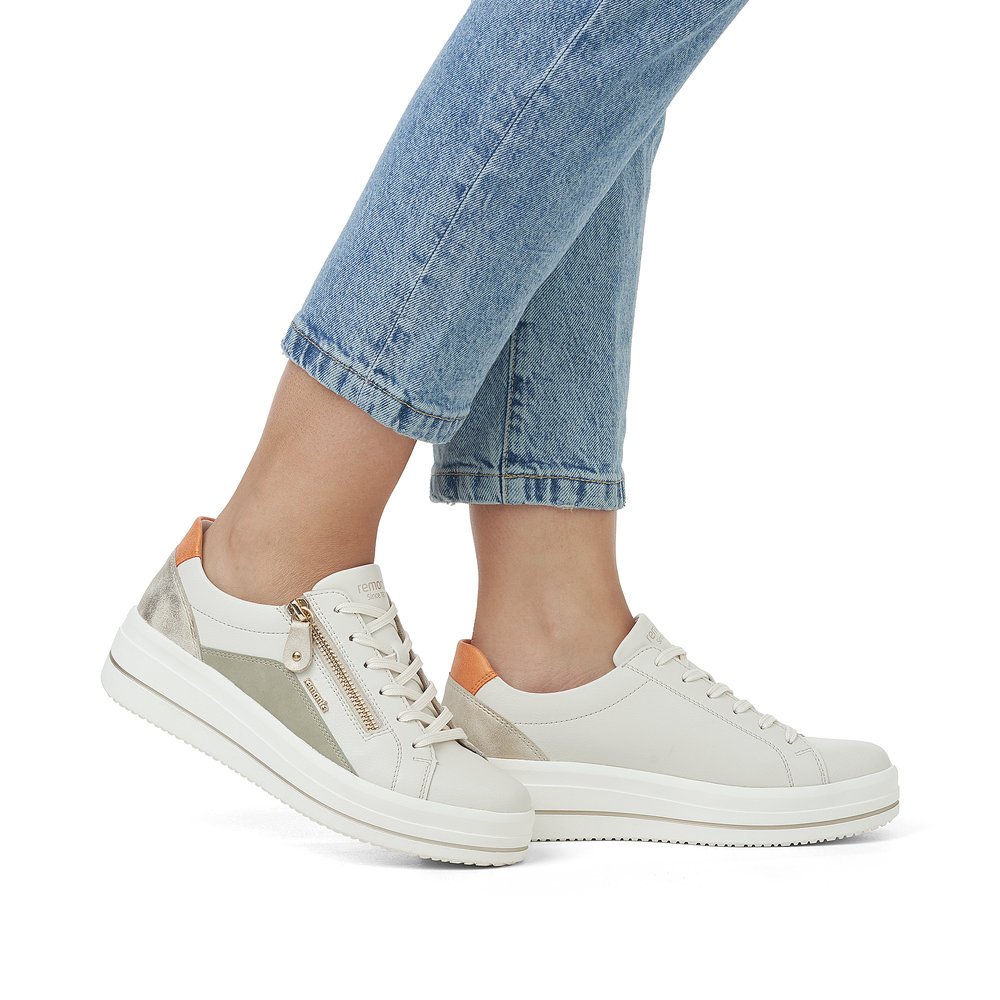 White remonte women´s sneakers D1C01-82 with a zipper and comfort width G. Shoe on foot.