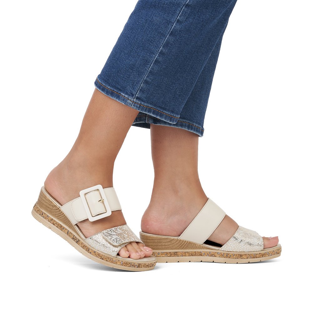 Vanilla beige remonte women´s mules D3068-60 with a hook and loop fastener. Shoe on foot.