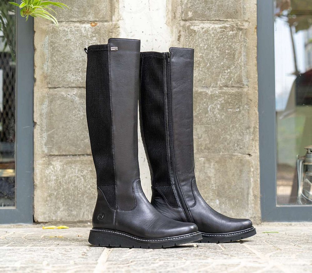 Schwarze Stiefel leicht wärmend aus Glattleder mit Reißverschluss, wasserabweisendem Remonte TEX, Stretch-Einsatz im Wadenbereich und Wechselfußbett.